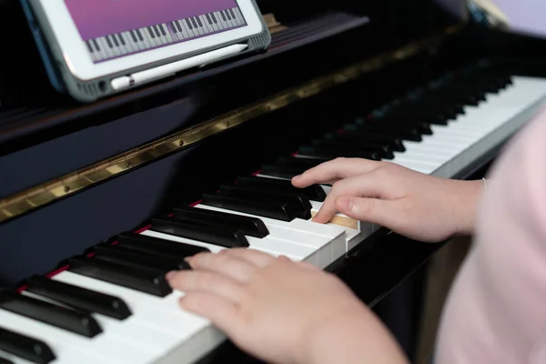girl play piano by online learning