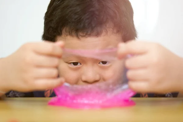 Bambino Sbirciare Guardare Attraverso Melma — Foto Stock