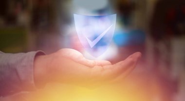 Elinde güvenlik kontrolü olan görünmez bir kalkan.