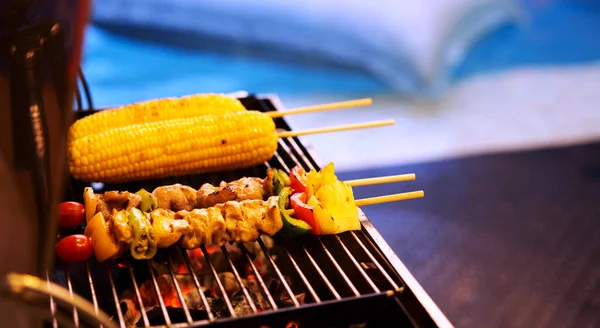 Corn Barbecue Sticks Stove Blur Swimming Pool Background Party — Stock Photo, Image