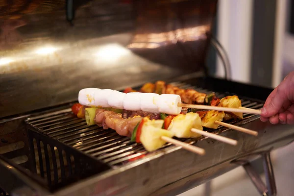 Marshmallow Špejle Grilované Bbq Různými Druhy Masa Párty Rozmazanou Rukou — Stock fotografie