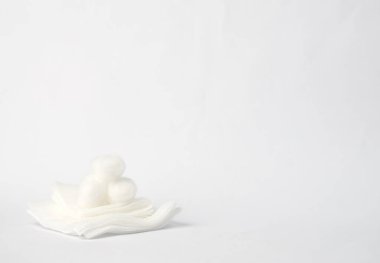 Üst seçici odak noktasında pamuk topları olan steril gazlı bez.