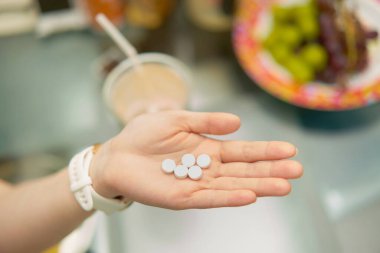 Bulanık gıda ve içeceklerin desteklenmesi için el hapları arka plan obezite konsepti