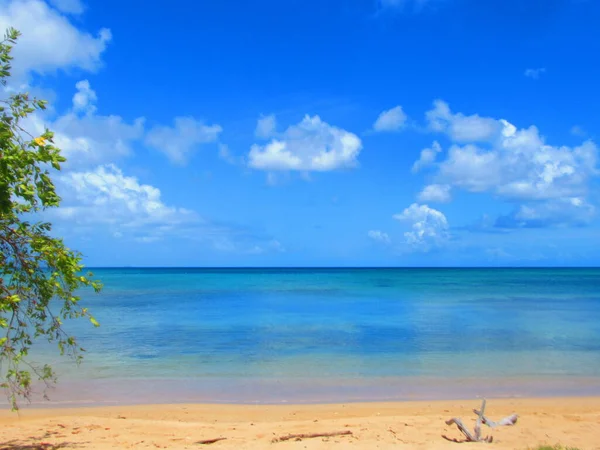 Playa Arena Blanca Mar Azul Bajo Cielo Nublado —  Fotos de Stock