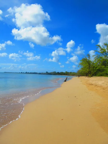 Der Weiße Sandstrand Und Das Blaue Meer Unter Dem Wolkenverhangenen — Stockfoto