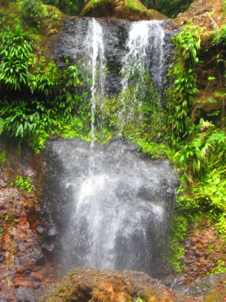 Ein Großer Wasserfall Prallt Von Einem Felsen — Stockfoto