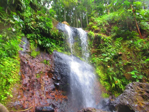 Una Grande Cascata Rimbalza Una Roccia — Foto Stock