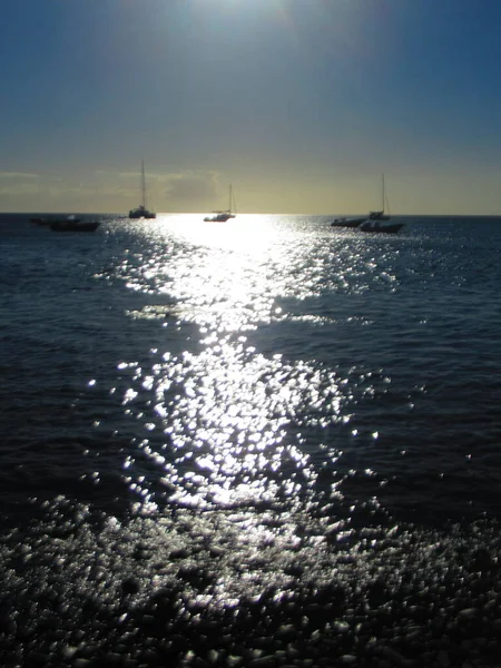 Die Untergehende Sonne Spiegelt Sich Meer Vor Den Booten — Stockfoto