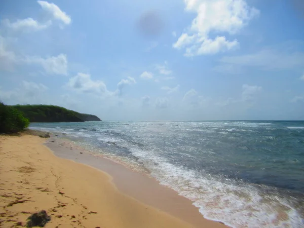 Белый Песчаный Пляж Море Волны Голубым Небом — стоковое фото