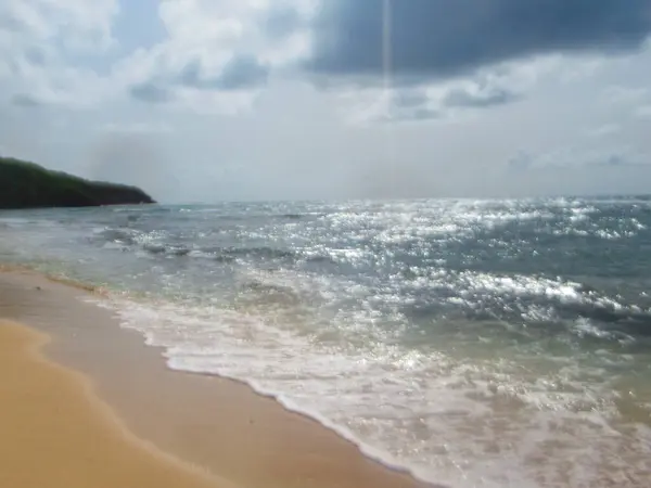 ชายหาดทรายส ขาวหน าคล นและทะเลใต องฟ พาย — ภาพถ่ายสต็อก