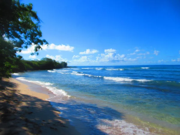Praia Areia Branca Mar Ondas Sob Céu Azul — Fotografia de Stock