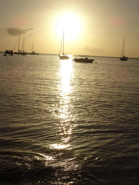 Die Sonne Geht Über Dem Meer Hinter Den Booten Unter — Stockfoto