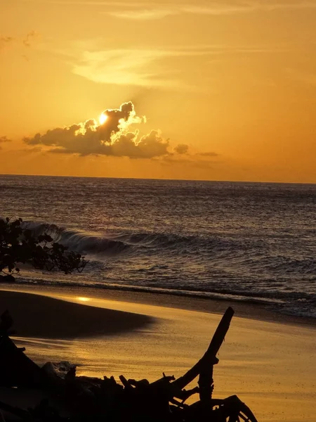 Die Sonne Geht Über Dem Meer Hinter Der Wolke Unter — Stockfoto