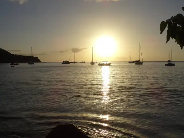 太阳落在船后的海面上 — 图库照片