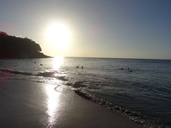 Sol Põe Sobre Mar Refletindo Praia — Fotografia de Stock