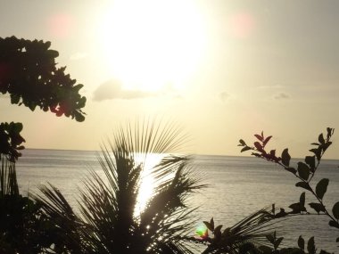 Güneş denizin üzerinde yansıyarak batar.