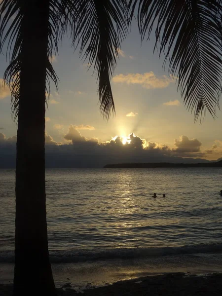 Die Sonne Geht Hinter Den Wolken Unter Die Sich Meer — Stockfoto