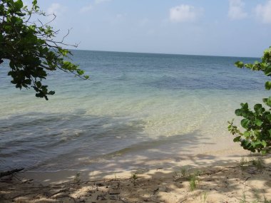 Beyaz kumsal ve kutsal turkuaz deniz.