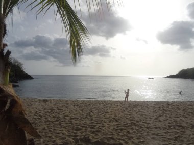 the setting sun is reflected in the sea