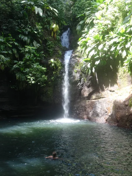 Een Grote Waterval Het Weelderige Regenwoud — Stockfoto