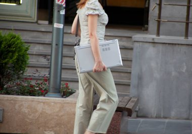 Sokakta kadın el bilgisayarı