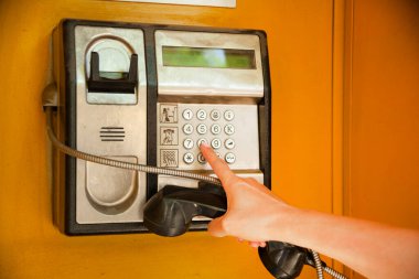 Sokaktaki ankesörlü telefon.