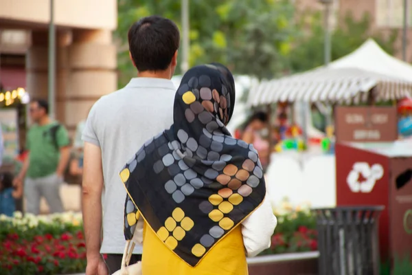 Een Sjaal Een Vrouw Hoofd Met Man Straat — Stockfoto
