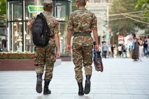 Dos Soldados Caminando Por Calle Imágenes De Stock Sin Royalties Gratis