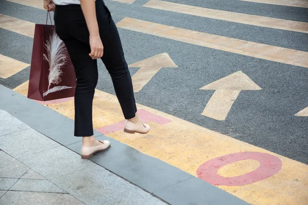 Mulher Caminhando Passarela Rua — Fotografia de Stock