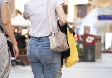 Sokakta kadın çantası.