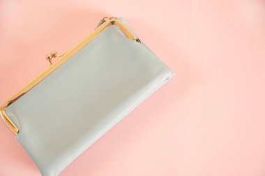 Kadın güzel çanta pembe masa arkasında