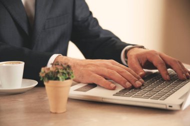 adam el bilgisayarı klavye ofis masasında