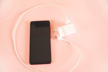 akıllı telefon pembe masada usb ile