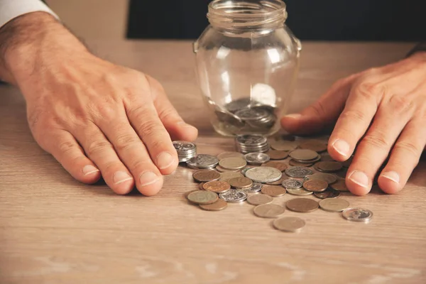 Hombre Poniendo Moneda Una Alcancía Ahorro Dinero Concepto Financiero —  Fotos de Stock