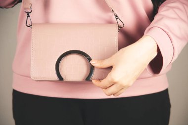 Gri arka planda kadın çantası