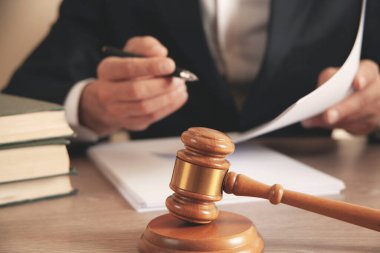 Adam ahşap yargıcı belgelerle uzattı