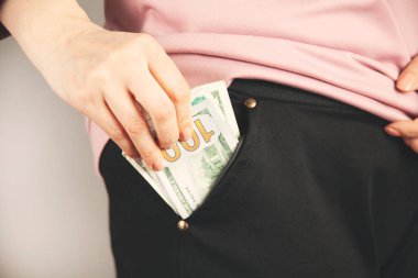 Kadın cebinde para tutuyor.