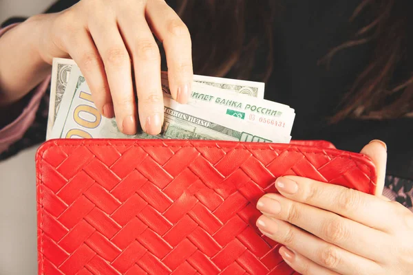 Kadın çantayla para veriyor.