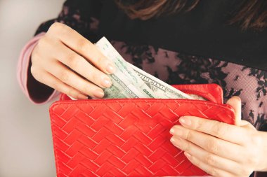 Kadın çantayla para veriyor.