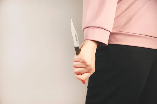 Cuchillo Mano Mujer Espalda Sobre Fondo Gris Fotos De Stock