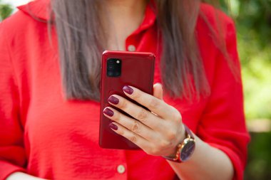 Kadın eli akıllı telefon sokakta.