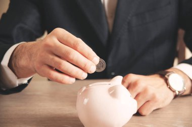 Kumbaraya para koyan adam. Para biriktirme, finans kavramı