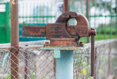 Aşınmayla kaplı eski mengene. O dönemde ve SSCB standartlarına göre kurbanlar verilmişti..