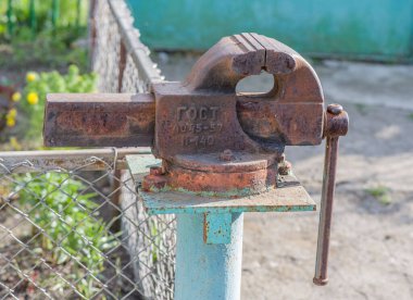 Aşınmayla kaplı eski mengene. O dönemde ve SSCB standartlarına göre kurbanlar verilmişti..