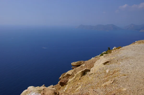 Mooi uitzicht vanuit de bergen naar de zee. Yacht. Horizon. — Stockfoto