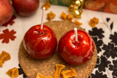 Kırmızı karamel tablo içinde iki elma