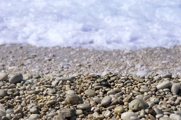 Galets humides sur le fond de la vague de mer — Photo