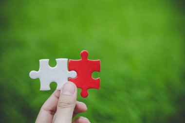 İşadamları, beyaz ve kırmızı yapboz parçaları, takım çalışması kavramları, iş çözümleri, başarı kavramları ve stratejileri, bağlantılar ve bağlantılar halinde el ele veriyorlar..