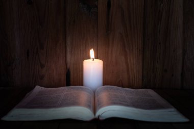 Mum ışığını Hıristiyan dini eğitiminin ışığı altında inceleyin, Tanrı 'ya olan inanç ve inancın çarmıha gerilmesi. Dinde bilgi artışı.
