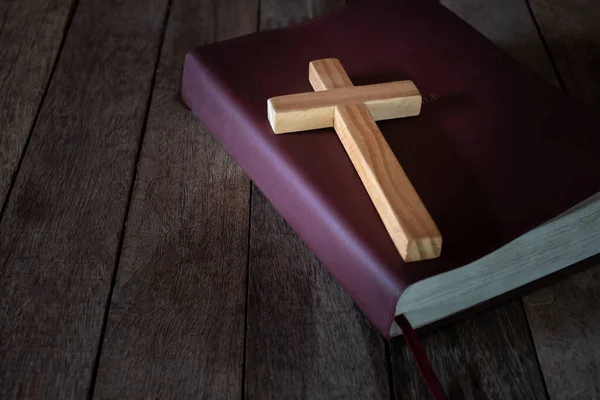 Krucyfiks Leżał Biblii Jest Błogosławieństwo Boga Mocą Mocą Świętości Która — Zdjęcie stockowe